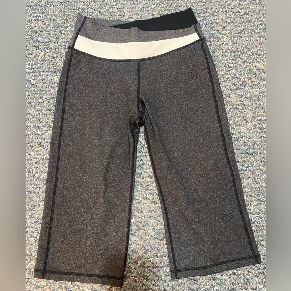 Lululemon cropped gray bottoms, size 4